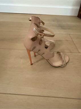 IVY KIRZHNER -Womens Scalloped Ankle-Strap Heels in Tan